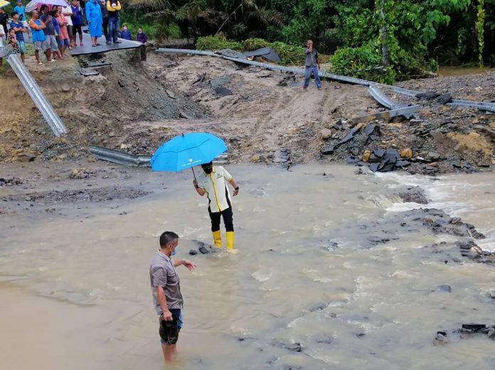 B.TELITI..Ali Ahmad berpayung turun ke dasar sungai Paparoun Telaga Pitas bagi meninjau keadaan sungai tersebut.