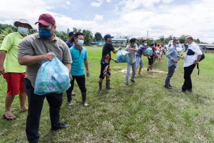 Agih bantuan makanan di SK Liu Pitas.