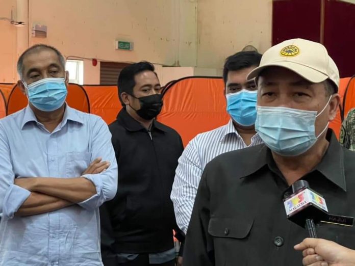 KM DSP Hajiji Noor sedang ditemuramah pemberita ketika melawat Pusat Pemindahan Sementara mangsa-mangsa banjir di Dewan Tun Said Kota Belud.