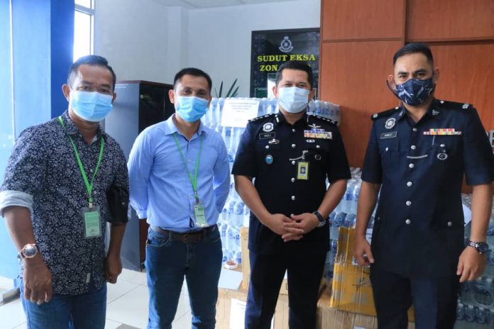 ALBUM KENANGAN CEO Suria Jaya Holding Nasir Rupa (Kiri) Mohd Naghuib ( dua kiri) bersama Timbalan Pesuruhjaya Polis Sabah Datuk Mazli Mazlan (dua kanan) Dan seorang pegawai Kanan polis sempat merakamkan gambar Kenangan sebelum acara bermula.