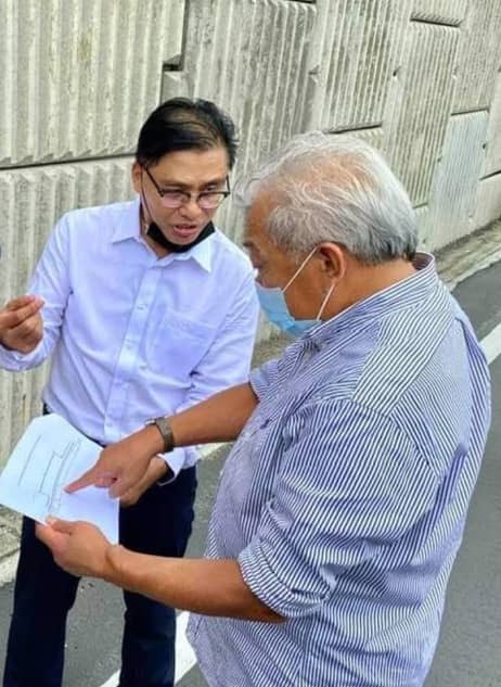 Ali Ahmad menunjukkan plan asal jejambat semasa mengirigi Timbalan Ketua Menteri yang juga Menteri Kerja Raya Dato Sri Bung Moktar Radin meninjau kerosakan jejambat di Hilltop Luyang.
