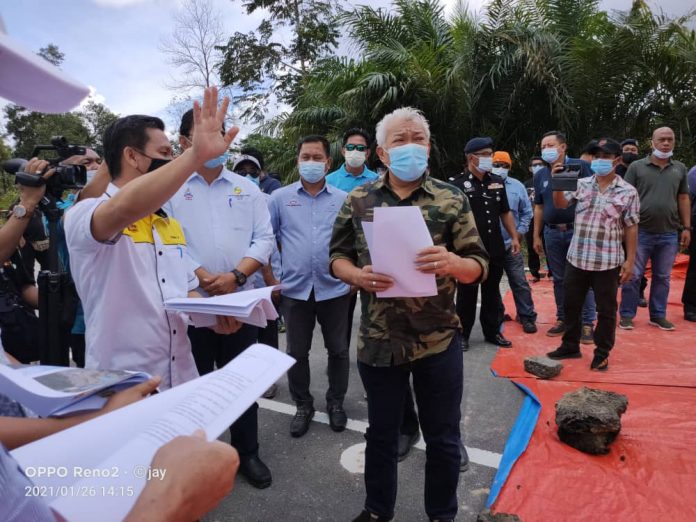 RUNTUH: Bung Moktar bersama Jafry, dan James diberi penerangan mengenai jalan raya Paitan-Kinabungan yang terputus akibat tanah runtuh oleh pegawai JKR B.PERHATIKAN..Bung meneliti laporan mengenai keruntuhan jalan tersebut 4 Attachments