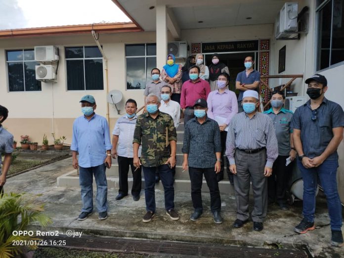 KENANGAN..Bung (tengah) merakamkan gambar kenangan bersama kakitangan JKR ,pegawai-pegawai kerajaan dan pemimpin masyarakat selepas taklimat tersebut