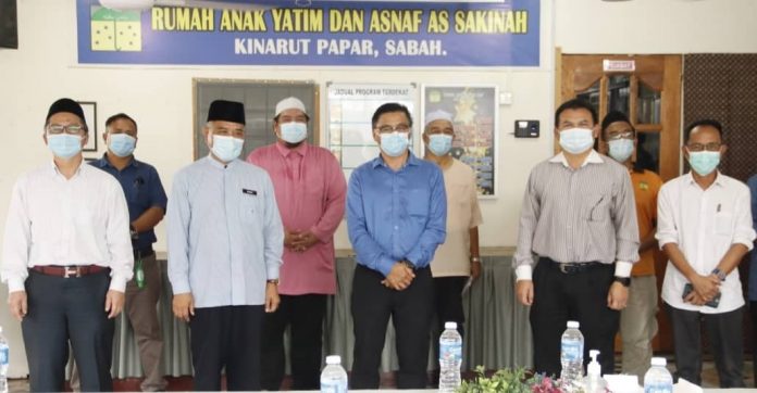 ALBUM KENANGAN…Ir Ali Ahmad Haji Samin dan ahli jawatankuasa PKI JKR Sabah dan RAY As-Sakinah merakamkan gambar kenangan selepas majlis tersebut.