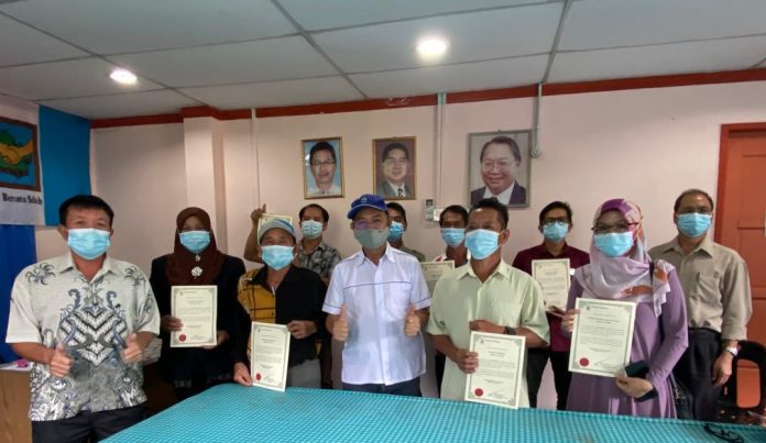 Dr Joachim bersama penerima watikah perlantikan JPKK bagi kawasan Kundasang.