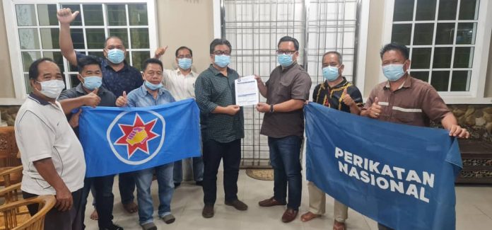 Bonepes menyerahkan borang keahlian parti Star kepada Ellron pada majlis yang diadakan di kediamannya di Kampung Biah, Keningau.