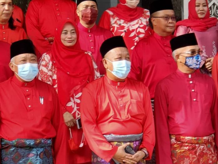 Bung (second from right) with some of the Sabah Umno committee members.