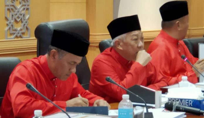 MEMPENGERUSIKAN…Bung (tengah) ketika mempengerusikan mesyuarat tersebut turut hadir Timbalannya Yakub Khan dan Setaiusaha Umno Sabah Jafry Arifin (kiri)