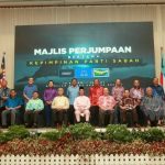 Datuk Seri Panglima Hajiji Noor (dua kari kanan) dan Dato Sri Bung Moktar Radin (dua dari kiri) ketika acara menandatangani Memorandum Persefahaman Kerjasama Politik Gabungan Rakyat Sabah (GRS)