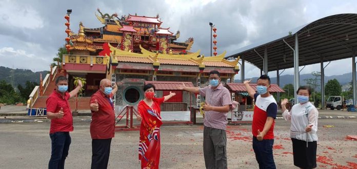Susan, Chua, Fung and Mok pose at the century-old Tien Nam Shi Temple in Kinarut.