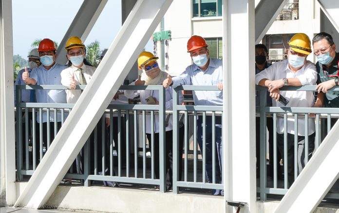 Chief Minister Datuk Seri Hajiji Noor and City Hall Mayor Noorliza Awang Alip on the sky bridge.