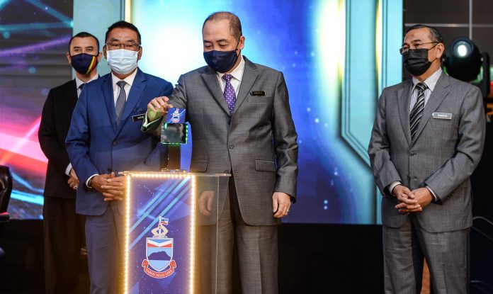 Chief Minister Datuk Seri Hajiji Noor doing the gimmick of PIPA during the Sabah Public Sector Innovation Award presentation ceremony at PPNS on Monday.