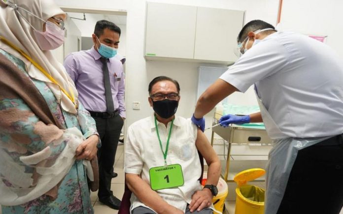 Anwar Ibrahim getting vaccinated