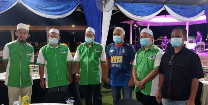 KENANGAN…Bung (tiga dari kanan) bersama ahli jawatankuasa PAS bahagian Keningau.