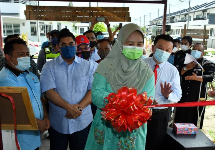 Isteri Ketua Menteri, Datin Seri Juliah Salag ketika merasmikan bangunan pentadbiran baru PALDA-OKU Sabah di Syahbandar, di Tuaran.