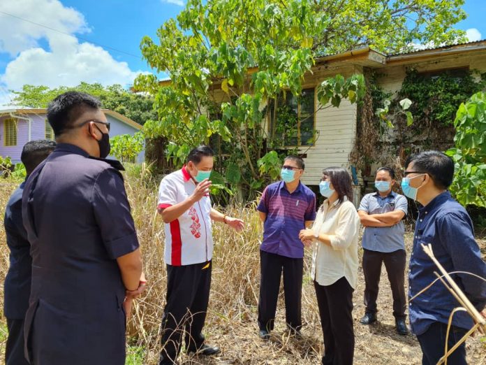 Caption: Julita (dua, kanan) mendengar penerangan daripada Francis Chong (dua, kiri) semasa membuat tinjauan ke bangunan yang dicadangkan sebagai balai polis Matunggong.