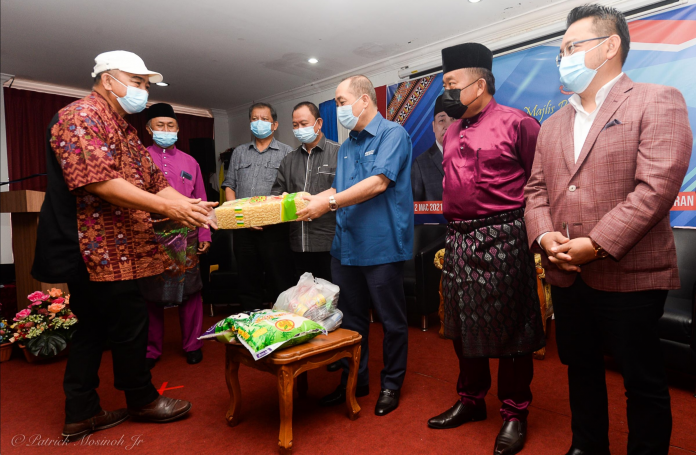 Ketua Menteri, Datuk Seri Hajiji Hj Noor menyampaikan bantuan Bakul Makanan B40 kepada salah seorang wakil penduduk bagi DUN Sulaman, di Tuaran, hari ini.