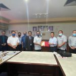 Dr Joachim Gunsalam (lima, kanan), Suymardi Mohd Yusof (dua, kiri) bersama dengan rombongan dalam lawtan kerja ke CIS, Kota Kinabalu.