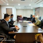 Bung Moktar Radin meneliti beberapa cadangan yang dikemukakan oleh JPJ Sabah semasa perjumpaan tersebut.
