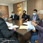 Bung Moktar Radin meneliti beberapa cadangan yang dikemukakan oleh JPJ Sabah semasa perjumpaan tersebut.