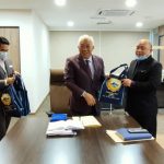 Bung Moktar Radin menyampaikan buah kurma kepada Sadim dan pegawai-pegawai yang lain selepas perjumpaan tersebut.