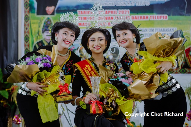 Kimberly (Centre) with first runner up, Queency Isabell Ladzrus (left) and Anis Fera Hermon (right).