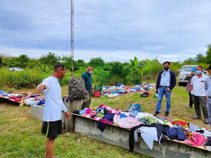 Limus bersama rombongan pegawai kerajan memerhati keadaan pakaian penduduk basah akibat banjir dijemur secara berlambak.