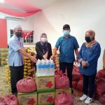 SERAH…Kelibatan Surinam mewakili SCP menyampaikan sumbangan kepada Ruslan sempana majlis tersebut.