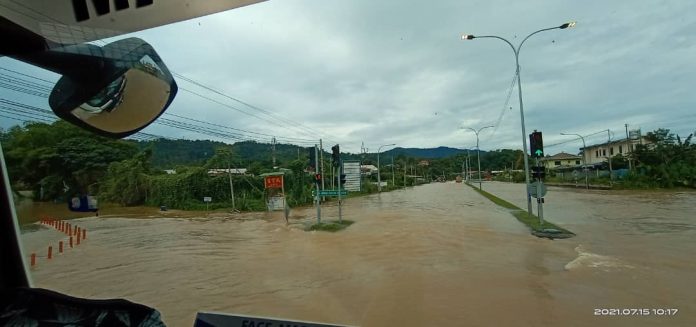 Flooded - the traffic light at Inobong