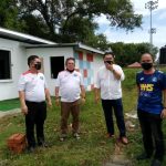 TURUN MENINJAU: Jelani (kanan sekali) bersama Azman, David dan Lokman selepas melakukan tinjauan keadaan struktur bangunan itu.