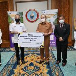 Ketua Menteri, Datuk Seri Panglima Haji Hajiji Haji Noor diiringi Ketua Pengarah Perkhidmatan Awam Malaysia, Tan Sri Mohd Khairul Adib bin Abd Rahman (tengah) dan Setiausaha Persekutuan Sabah, Datuk Dr Zulkapli Mohamed (kanan) ketika menyampaikan surat tawaran penajaan pendidikan Jabatan Perkhidmatan Awam (JPA) dan Bantuan Tunai Pendaftaran IPT (BUDI) kepada salah seorang penerima sempena majlis penyerahan surat tawaran penajaan pendidikan JPA dan BUDI Pelajar B40 di Dewan Canselor, Universiti Malaysia Sabah (UMS) di Kota Kinabalu pada Khamis.