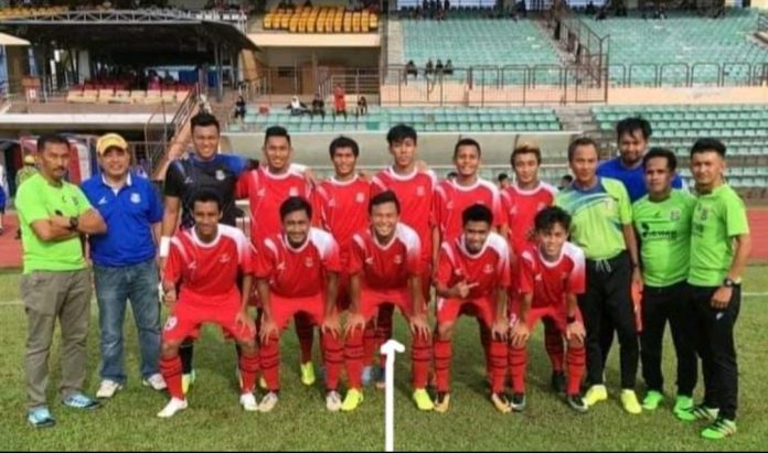 IMBAS KEMBALI...pasukan Kota Kinabalu ketika menjuarai Piala Ketua Menteri pada 2017. Mendiang Mc Drint (tengah barisan hadapan) ketika bersama pasukan itu.