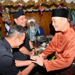 Ketua Menteri, Datuk Seri Panglima Haji Hajiji Haji Noor bersalam dengan tetamu yang menghadiri Majlis Sambutan Raya Perdana 2023 Agensi Islam Sabah di Dewan Sa’adah Majlis Ugama Islam Sabah (MUIS), Kota Kinabalu, hari ini.