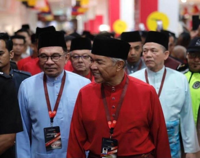 Anwar Hadiri Perhimpunan Agung UMNO Selepas 25 Tahun | Jesselton Times