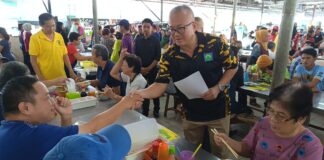 Calon SAPP bertemu dengan peniaga dan pengunjung di Pasar Elopura