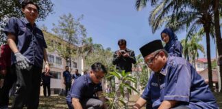 UMS Pacu Kampus Lestari Melalui Program Tanam Pokok @ FKJ