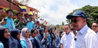 Anwar wants SMK Banggi to be a model of rural education