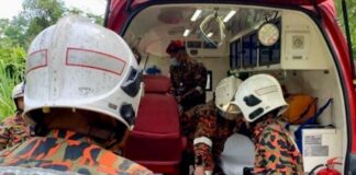 A woman died and seven others sustained injuries after a Hilux plunged into a ravine