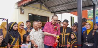 Kemudahan berkualiti tingkatkan keselesaan, membuka peluang pembangunan ekonomi: Masidi Masidi menyempurnakan gimik perasmian sempena majlis berkenaan.