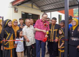 Kemudahan berkualiti tingkatkan keselesaan, membuka peluang pembangunan ekonomi: Masidi Masidi menyempurnakan gimik perasmian sempena majlis berkenaan.