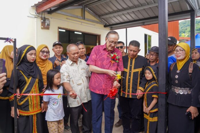 Masidi menyempurnakan gimik perasmian sempena majlis berkenaan.