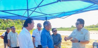 Salleh teliti WP01, WP02 Pan Borneo, sedia syor percept pelaksanaan Salleh sedang menerima taklimat berkenaan status semasa projek.