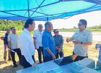 Salleh teliti WP01, WP02 Pan Borneo, sedia syor percepat pelaksanaan Salleh sedang menerima taklimat berkenaan status semasa projek.