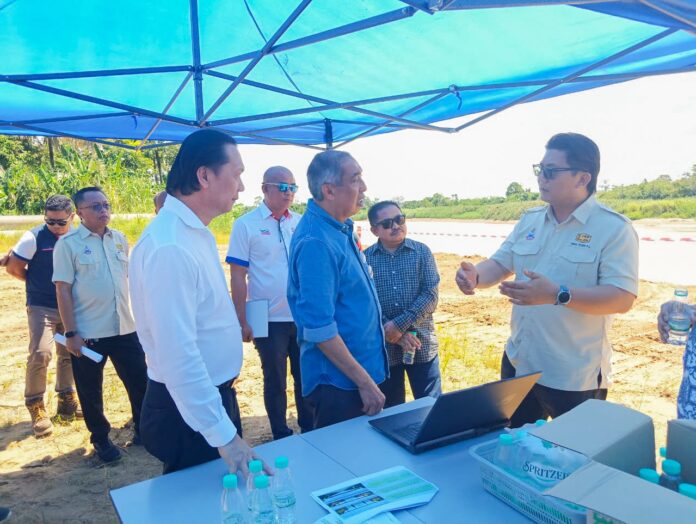Salleh sedang menerima taklimat berkenaan status semasa projek.