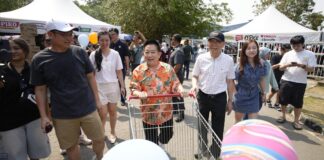 Famous Singaporean actor Henry Thia (Hui Ge) makes a special appearance at the KTC Mega Sale – tomorrow is the final day!