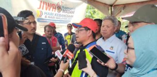 Datuk Mustapha Sakmud santuni mangsa kebakaran di Kg Numbak, Sepanggar
