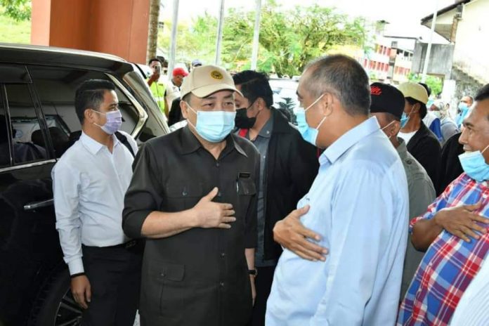 KM DSP Hajiji Noor kelihatan bercakap dengan wakil rakyat Usukan, Datuk Dr Salleh Said Keruak.