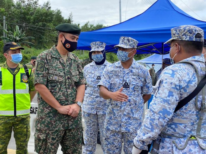 Panglima Divisyen Kelima Infantri, Mejar Jeneral Dato Mohd Halim Khalid meninjau Sekatan Jalan Raya (SJR) yang dilaksanakan sempena penguatkuasaan Perintah Kawalan Pergerakan (PKP) di SJR Taman Puterajaya, Telipok, Kota Kinabalu hari ini.