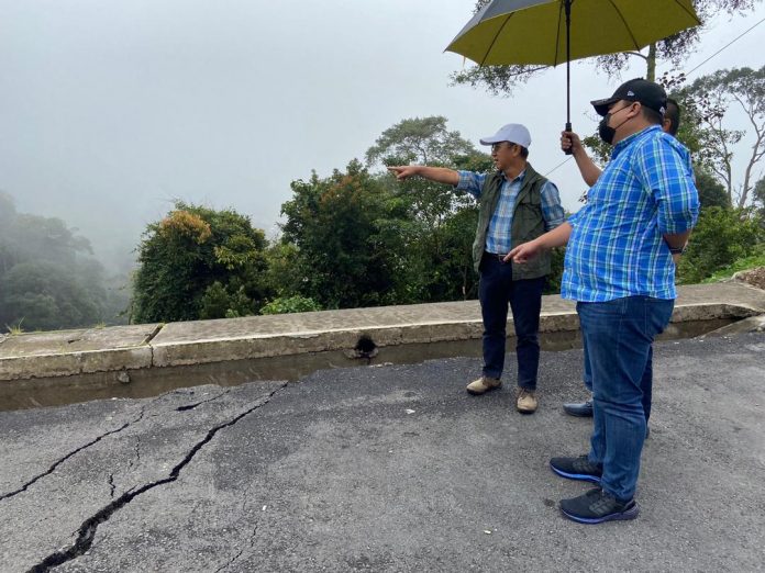 Dr Joachim berada dilokasi kejadian tanah runtuh, tempat meletak kereta Nasional Park, Kundasang.