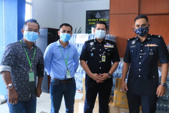 ALBUM KENANGAN CEO Suria Jaya Holding Nasir Rupa (Kiri) Mohd Naghuib ( dua kiri) bersama Timbalan Pesuruhjaya Polis Sabah Datuk Mazli Mazlan (dua kanan) Dan seorang pegawai Kanan polis sempat merakamkan gambar Kenangan sebelum acara bermula.